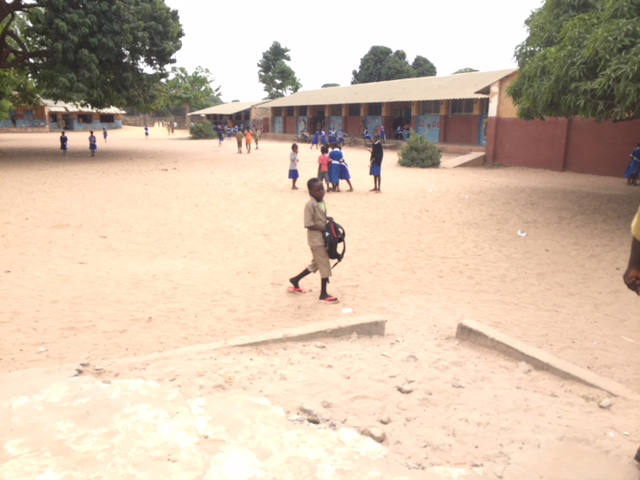Schule Gambia Pausenhof web
