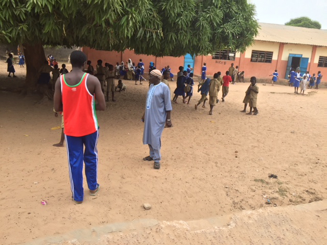 Schule Gambia Schulhof web